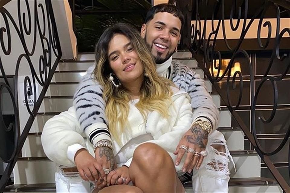 Anuel AA y Karol G hicieron público su noviazgo en noviembre del 2018, tras besarse en una presentación en vivo.