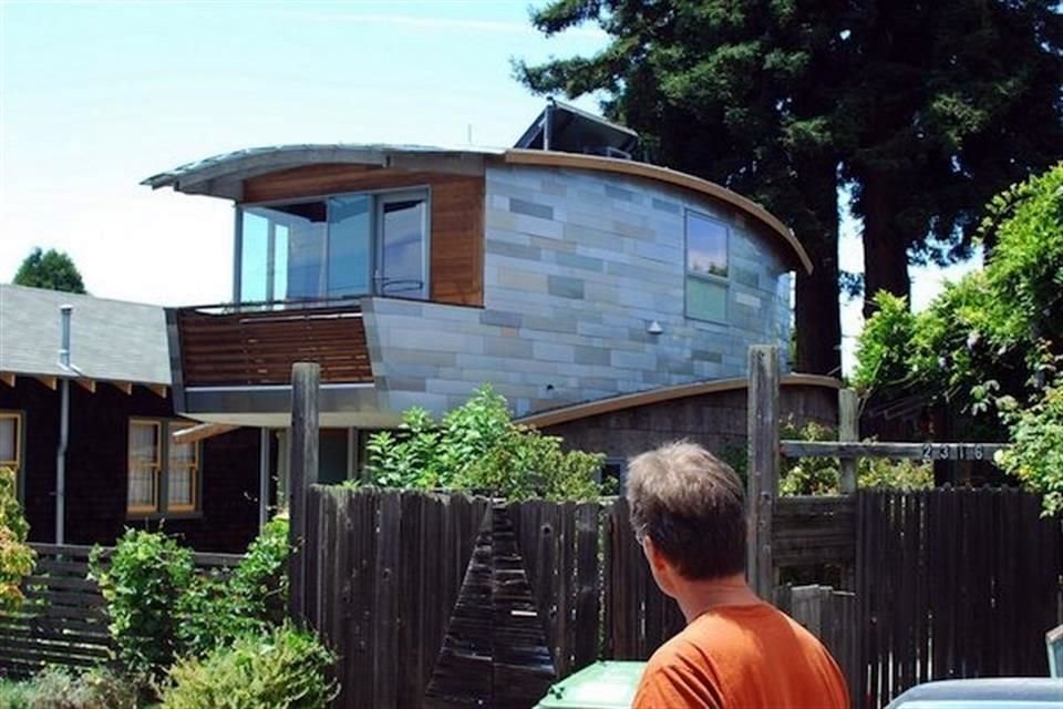 La obra se ubica en Berkeley, California, y el responsable de su diseño es el arquitecto Karl Wanaselja.<br>Para elegir los coches el arquitecto puso atención en que cada uno tuviera un color similar.<br>
