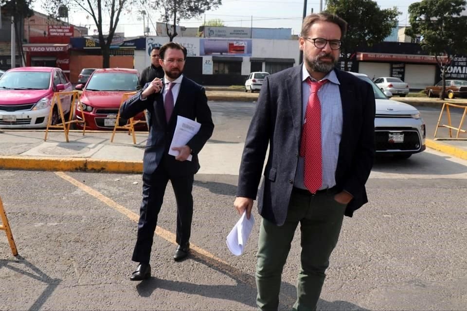 Ricardo Antonio Reyes Retana (derecha) abogado de Duarte a su arribo al Reclusorio Norte para la audiencia del ex Gobernador de Veracruz.