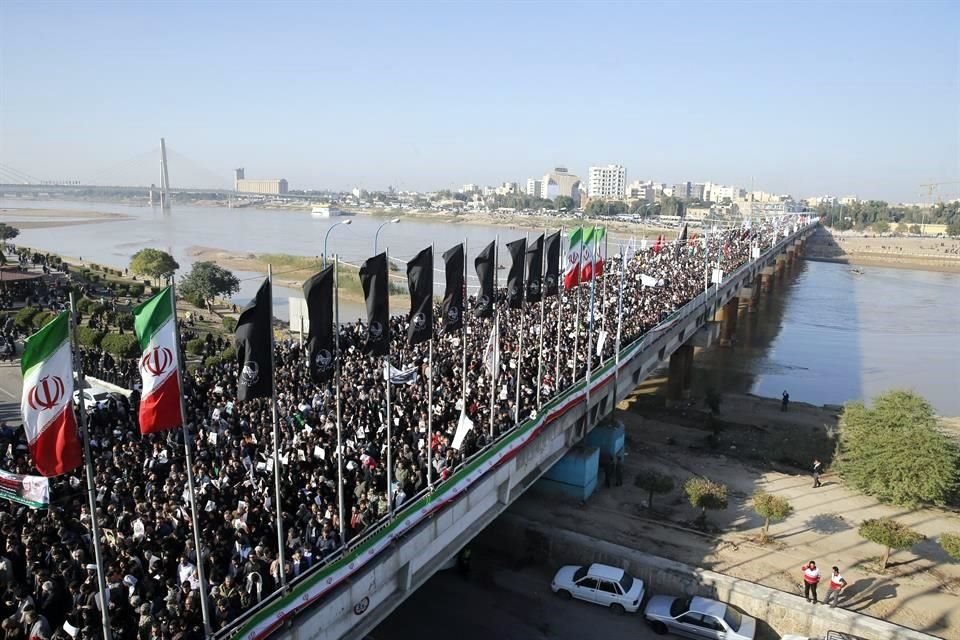 Iraníes en la ciudad de Ahvaz participan en la despedida del general Soleimani.