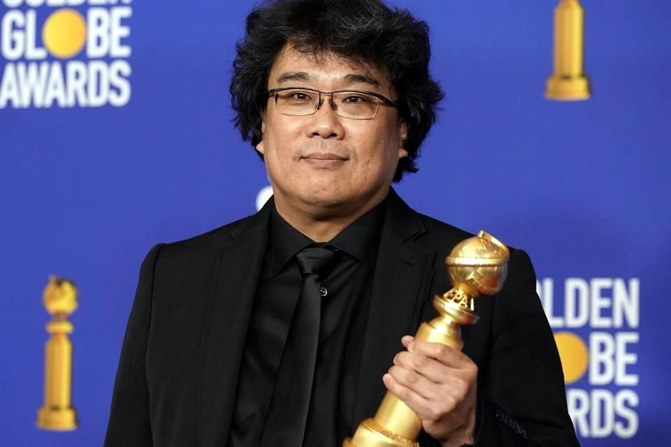 Bong Joon Ho recibió el Premio a Mejor Película Extranjera por su cinta 'Parásitos'.