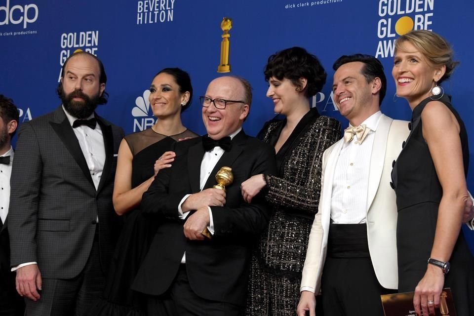 El elenco de la serie 'Fleabag' posó con el premio a Mejor Serie de Comedia o Musical.