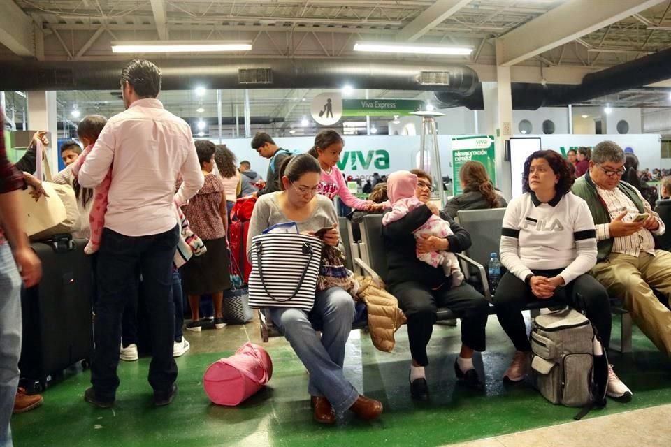 Pasajeros con vuelos de Viva Aerobus tuvieron que soportar largas esperas en el Aeropuerto Internacional de Monterrey.