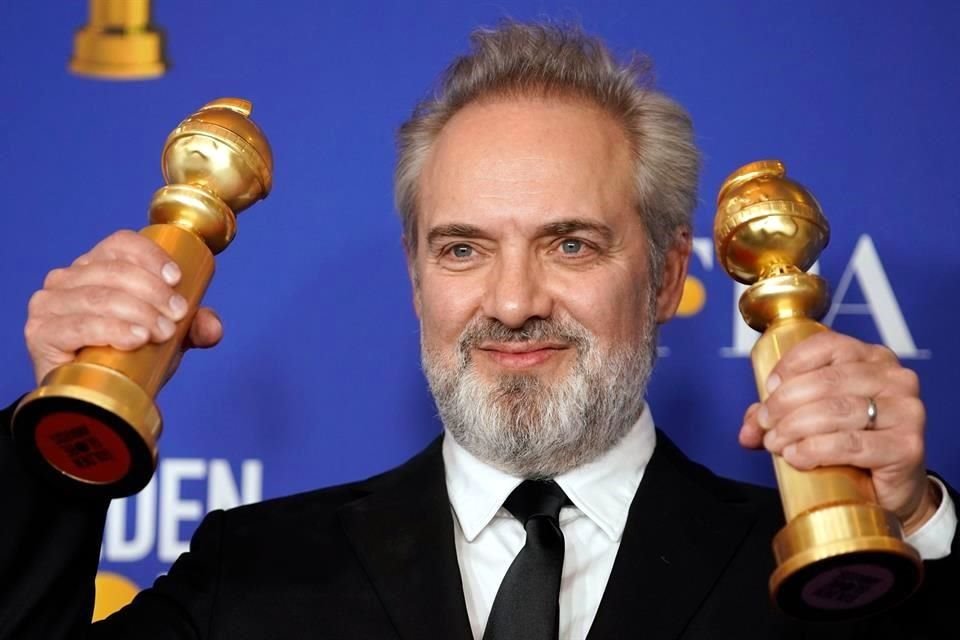 Sam Mendes posa con los dos galardones a Mejor Película de Drama y Mejor Director que consiguió en la 77 entrega del Globo de Oro.