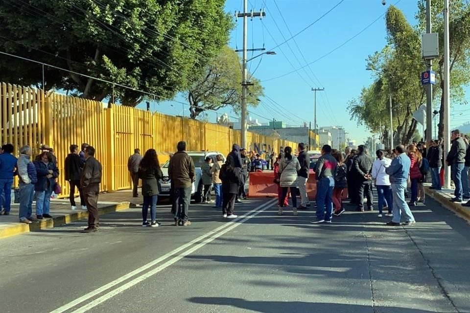 Padres y alumnos que exigen clases han protestado desde hace semanas en la Prepa 9.