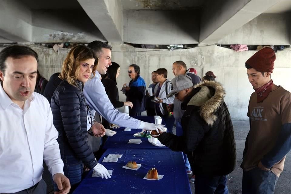 Con motivo del Día de Reyes, el dirigente estatal panista, Mauro Guerra y varios legisladores entregaron rosca y bebidas calientes en el puente de Gonzalitos y Madero.