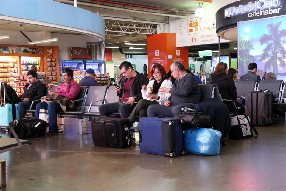 Aunque la aerolínea aseguró que los vuelos se restablecieron, en las terminales había pasajeros que se quejaron por los retrasos y cancelaciones.
