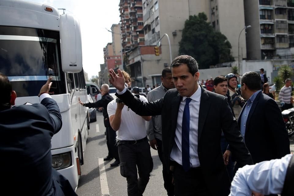 Juan Guaidó bajó de su vehículo para intentar entrar a la Asamblea de Venezuela.