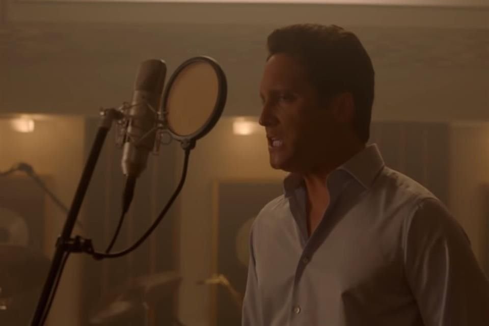 Netflix compartió en redes sociales el primer teaser de la segunda temporada de 'Luis Miguel, la Serie', que llegará este 2020.