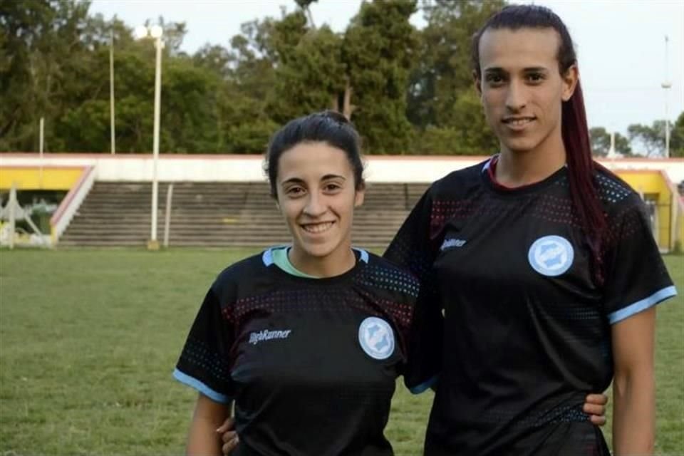 Gómez (der.), de 22 años, llega proveniente del Malvinas, que disputa un torneo regional.