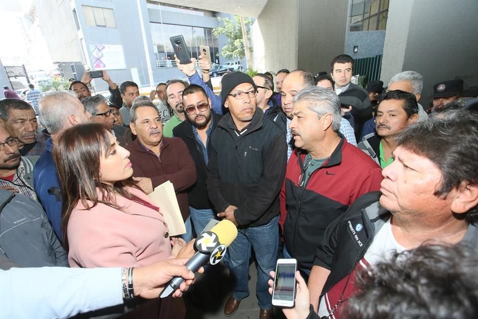 Los inconformes fueron atendidos por la morenista Julia Espinosa de los Monteros, presidenta de la Comisión del Transporte, quien les prometió revisar sus inquietudes.
