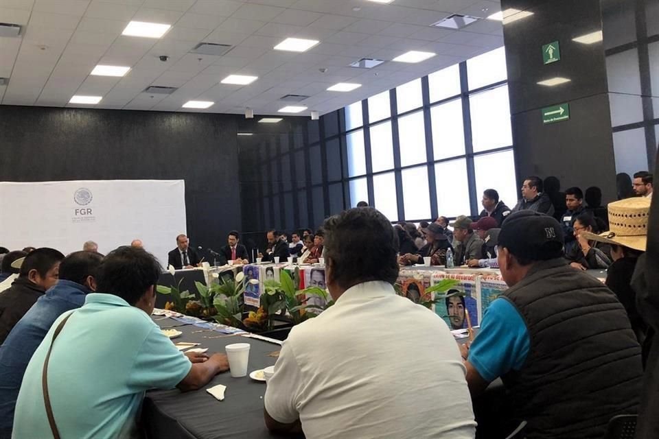 Aspecto de la reunión que por 40 minutos sostuvieron padres de los 43 con autoridades de la FGR.