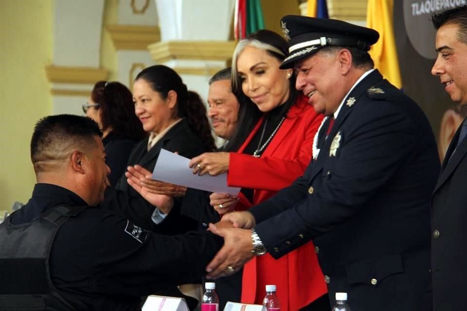 Hoy se realizó la ceremonia por el día del policía en Tlaquepaque, dónde se reconoció a 22 policías por antigüedad y servicios destacados.