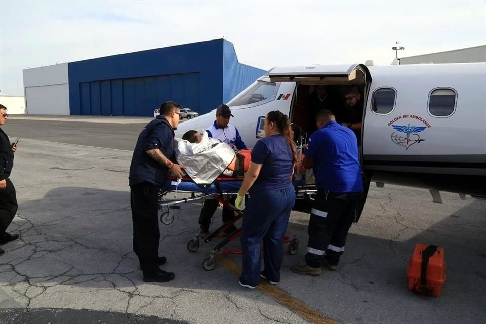 Sergio, de 5 años, es trasladado a un avión para ser llevado a un hospital en Galveston, Texas.