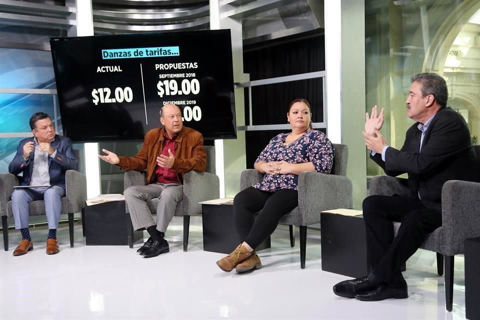 Noé Chávez, titular de la AET (izq. a der.); Abelardo Martínez, vocero de los transportistas; Rocío Montalvo, representante de los usuarios, y Héctor Villarreal, especialista en movilidad.