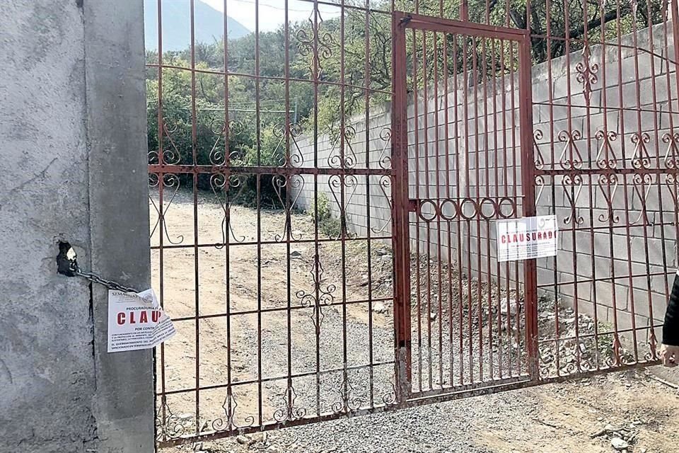 La Profepa colocó ayer sellos de clausura en torno a un desmonte en un predio en el Cañón de Ballesteros, en La Huasteca.