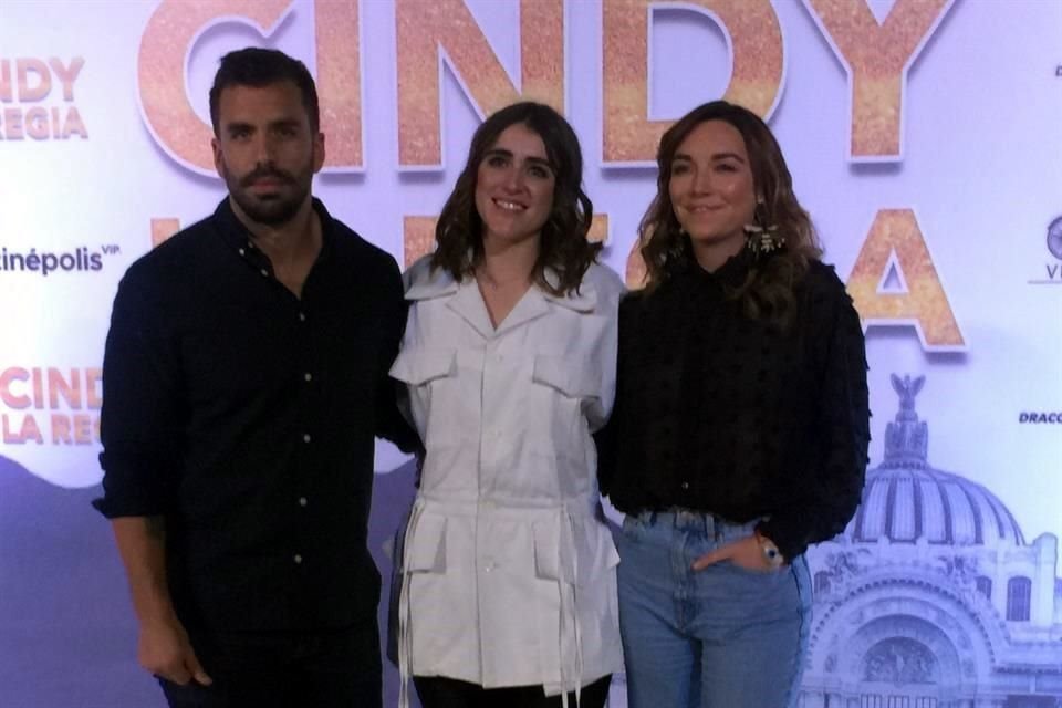 Cassandra Sánchez Navarro (centro) protagoniza la cinta en la que actúan Regina Blandón y Giussepe Gamba y que se estrena el 24 de enero.