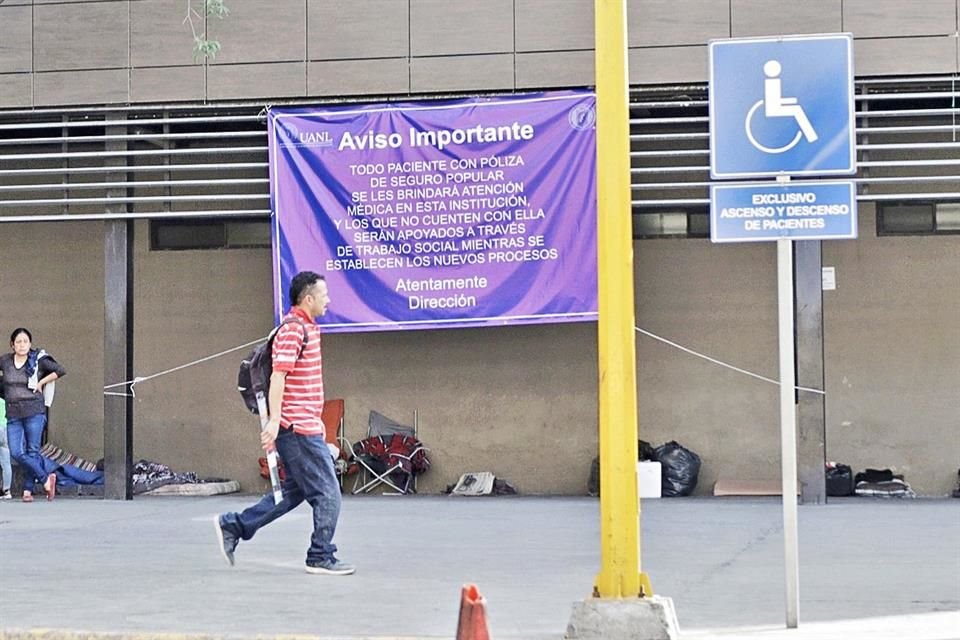  En el HU, en una manta se afirma que se atenderá a los pacientes que tenían Seguro Popular, pero familiares reclamaron altos cobros. 
