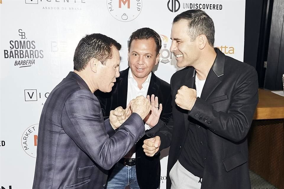 Julio César Chávez, el Alcalde Pablo Lemus y Rafael Marquez bromean durante la inauguración de JC Chávez Boxing Studio.