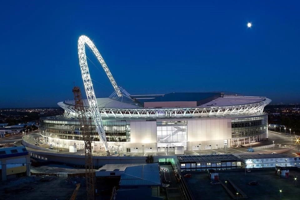 Como parte del rediseño del Estadio Wembley se cambió de geometría e inclinación de las gradas para permitir que todos los espectadores tuvieran buena vista sin importar su localidad.