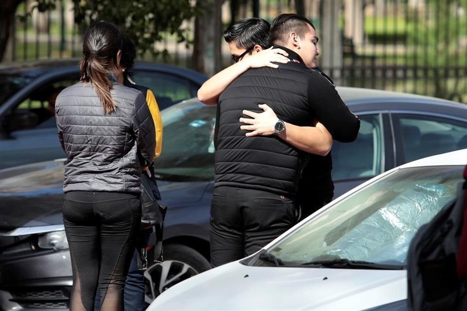 Tras el ataque, angustiados padres de familia acudieron al plantel para recoger a sus hijos.