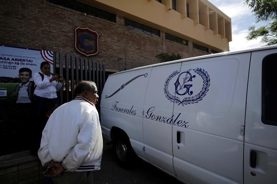 El vehículo de una funeraria arribó al plantel luego del ataque.