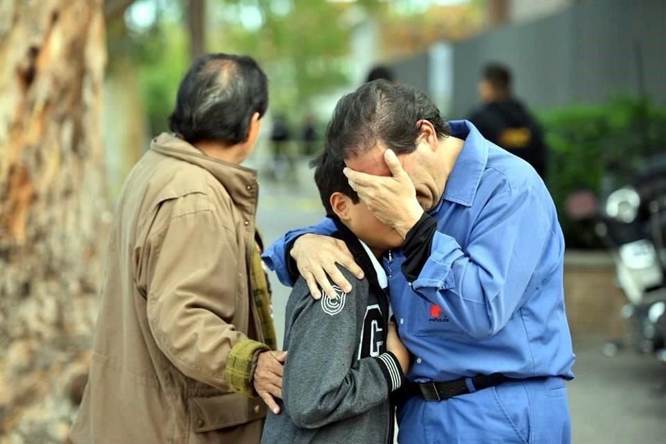 Los padres de familia acudieron al colegio a recoger a sus hijos al Colegio Cervantes tras enterarse del ataque.