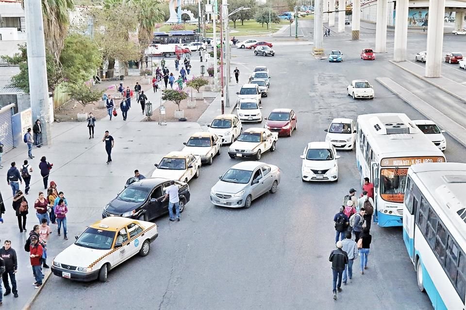  Taxis piratas y legales ofrecen servicio colectivo afuera de la Estación Sendero del Metro y cobran 20 pesos por pasajero. 