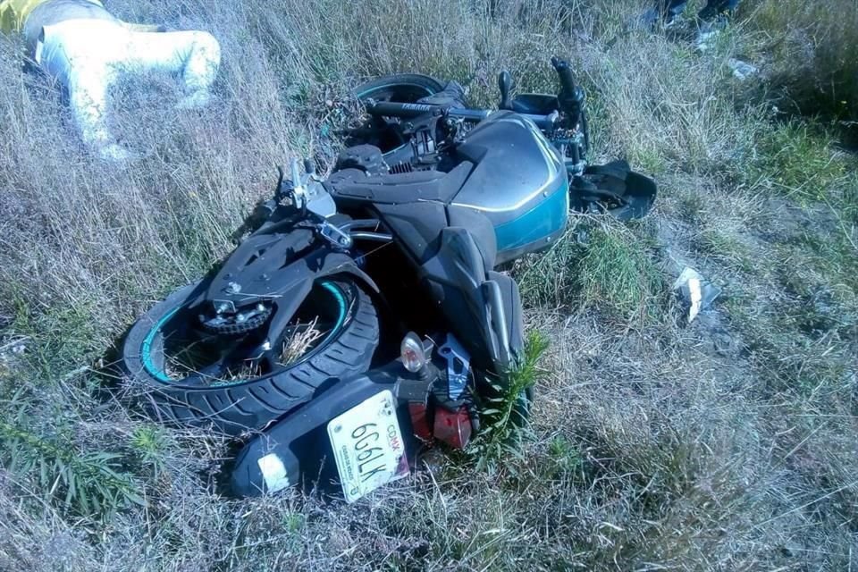 En una mala maniobra, el conductor de unos 35 años, perdió el control de su vehículo y derrapó.