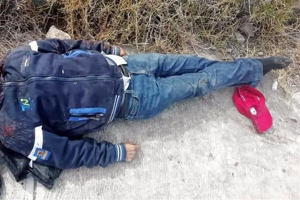 Vecinos se percataron que un cuerpo yacía frente a unos campos de fútbol en Cuautitlán Izcalli.