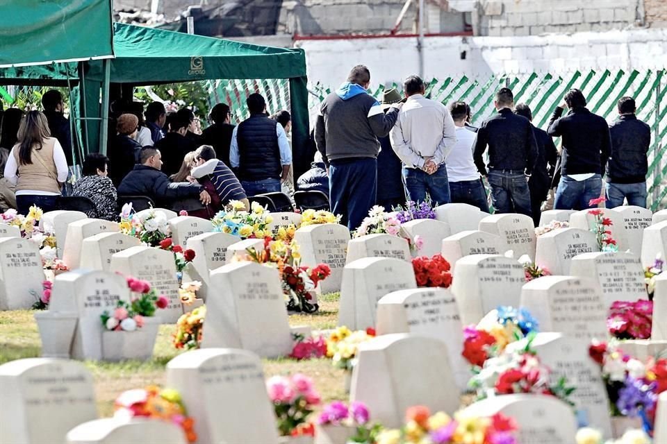 La maestra fue enterrada ayer en un cementerio de Gómez Palacio.