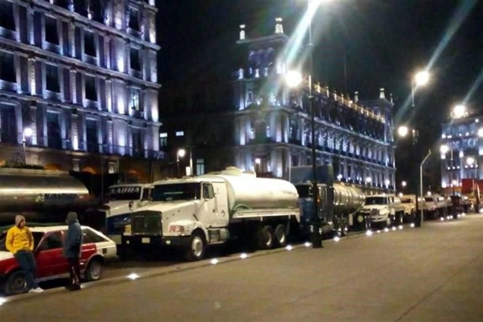 Transportistas mantienen bloqueos con camiones de carga en la Autopista México-Pachuca y realizan una protesta en el circuito del Zócalo.