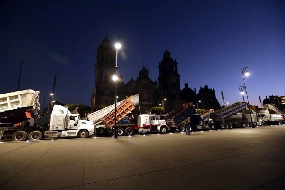 Transportistas bloquean circuito de Zócalo capitalino para demandar a autoridades contratos de acarreo de material, presuntamente para obras de Aeropuerto de Santa Lucía.
