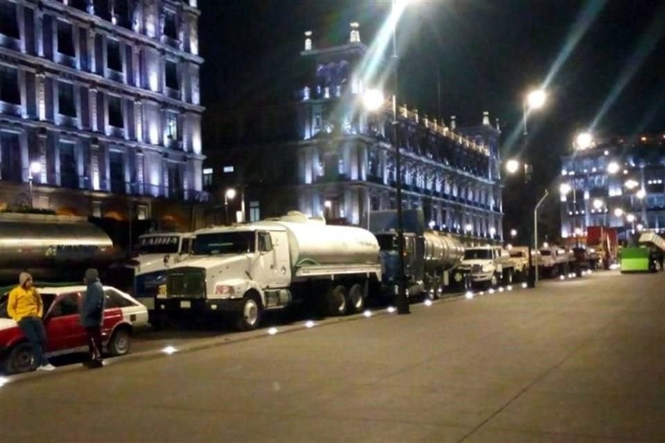 Transportistas bloquearon el circuito de Zócalo capitalino para demandar a autoridades contratos de acarreo de material, presuntamente para obras de Aeropuerto de Santa Lucía.