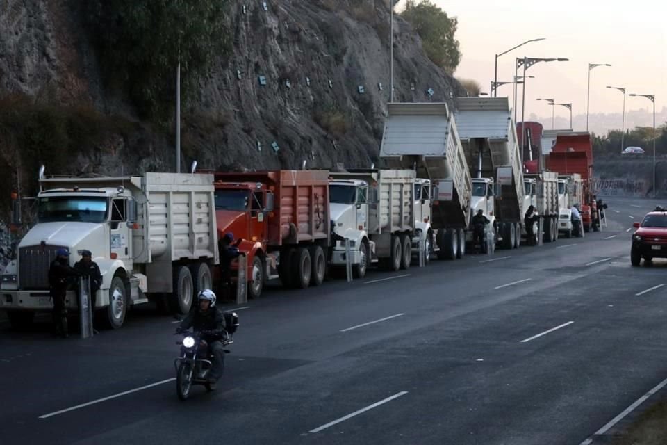 Además de que transportistas se manifestaron en la México-Pachuca, hacia CDMX, en el Zócalo capitalino hay unidades aparcadas.