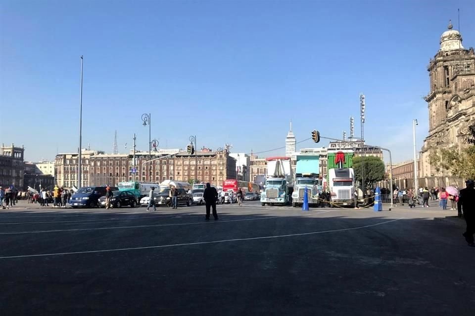 Aunque algunos vehículos pesados se retiraron del Zócalo capitalino, otros se quedaron en el sitio y está cerrado el acceso a la plancha.