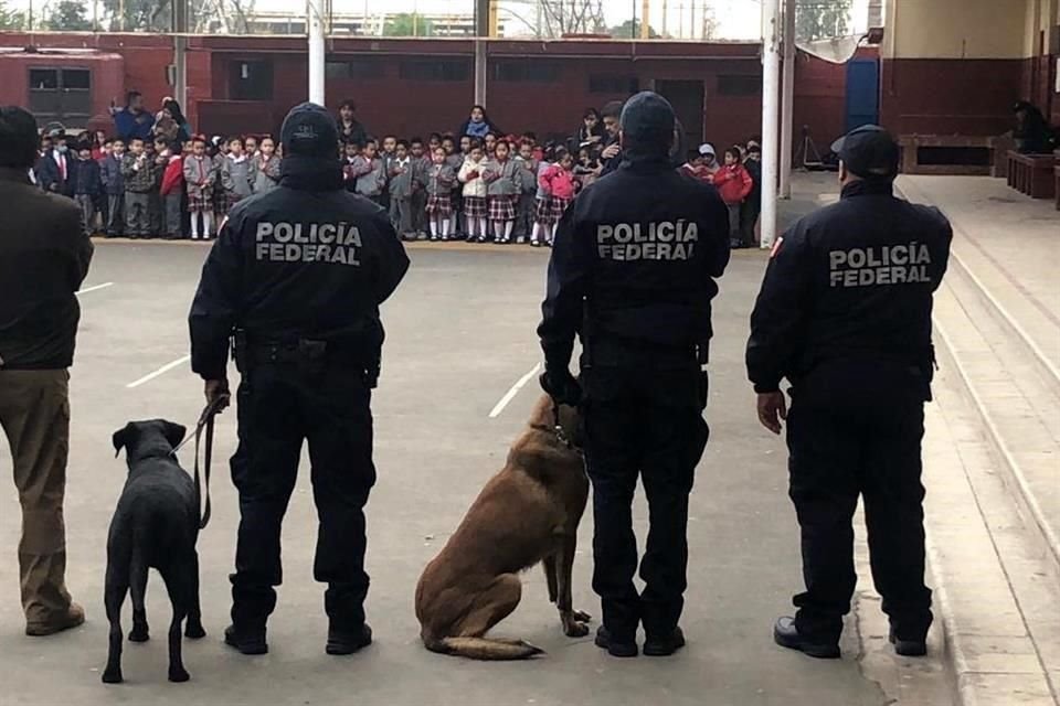 En la Escuela España, cercana al Colegio Cervantes, inició esta mañana el operativo de revisión de mochilas tras un minuto de silencio.