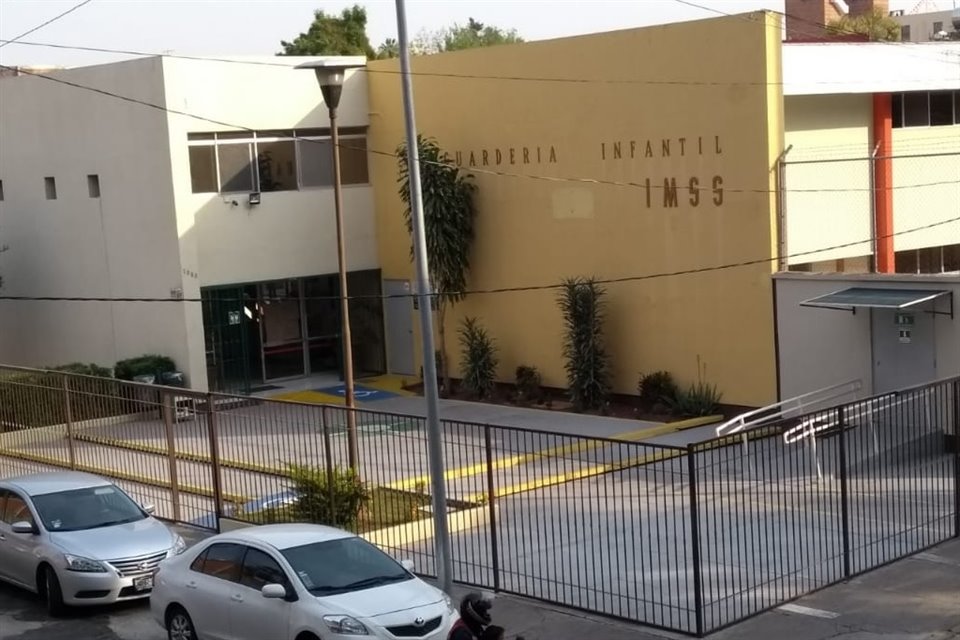 Se tomó la decisión, explicó el IMSS, porque las guarderías son una prestación para madres y padres trabajadores con actividades esenciales.