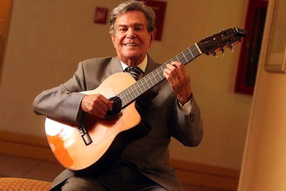 El cantante Carlos Cuevas reveló a través de su cuenta de Twitter el deceso del famoso.