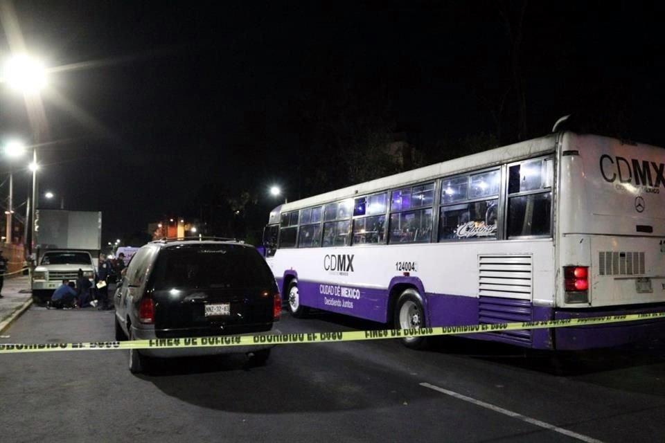 Un vengador anónimo enfrentó a dos presuntos delincuentes que abordaron un camión de pasajeros y los mató a balazos en la Alcaldía de Iztapalapa