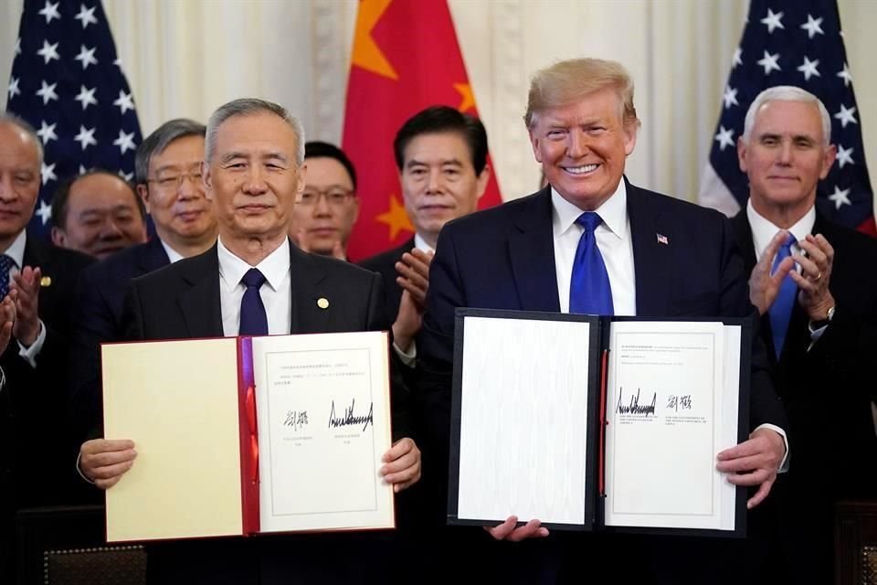 El Presidente Donald Trump, junto al viceprimer ministro chino Liu He, tras la firma del acuerdo preliminar.