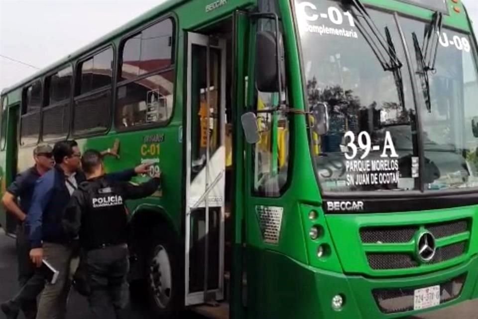 Dos hombres trataron de arrebatarle la cartera a una mujer, pero esta forcejeó con ellos, policías de Guadalajara los vieron y los detuvieron, en la Colonia Santa Tere.