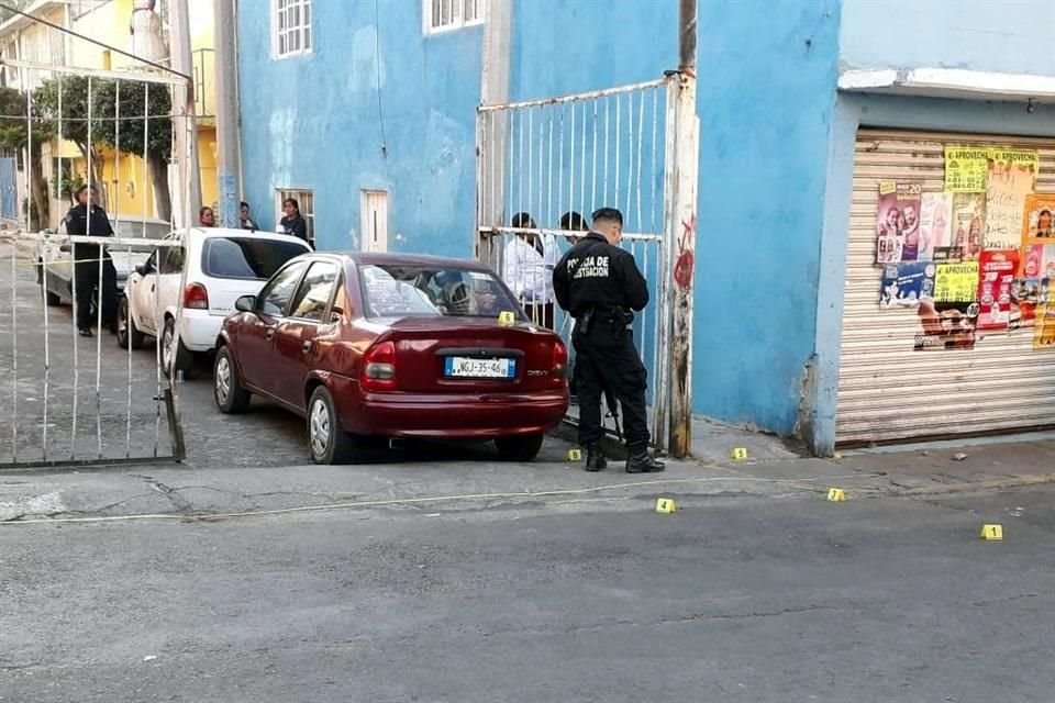 El lugar permanece acordonado y es resguardado por la Policía que espera el arribo de peritos de la Fiscalía General de Justicia capitalina.