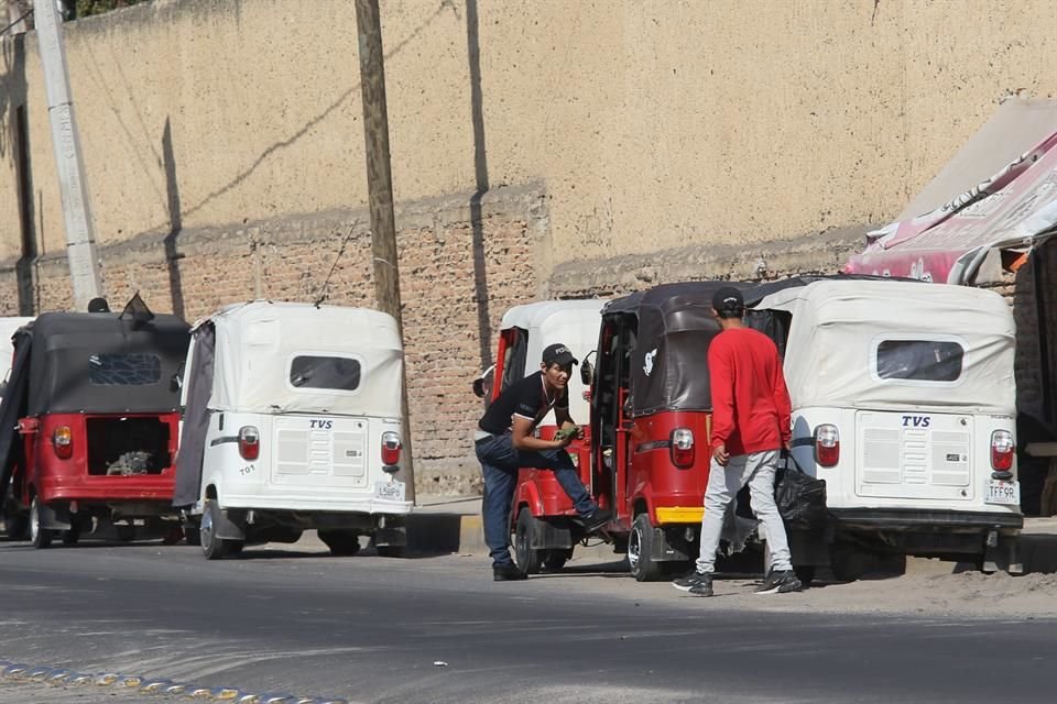 ELLOS MANDAN... Los mototaxis, que operan fuera de la Ley de Movilidad, se apoderaron del transporte en Bosques de Santa Anita, en Tlajomulco de Zúñiga.