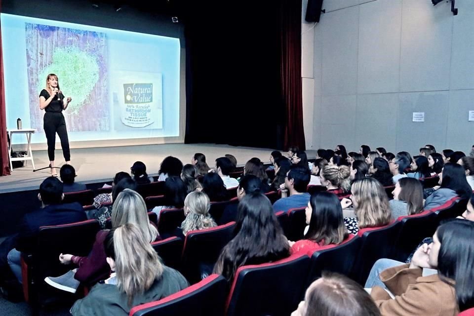 La llamada 'sacerdotisa de la vida libre de desperdicios' por The New York Times compartió anoche su testimonio de vida en el Centro Cultural Plaza Fátima.