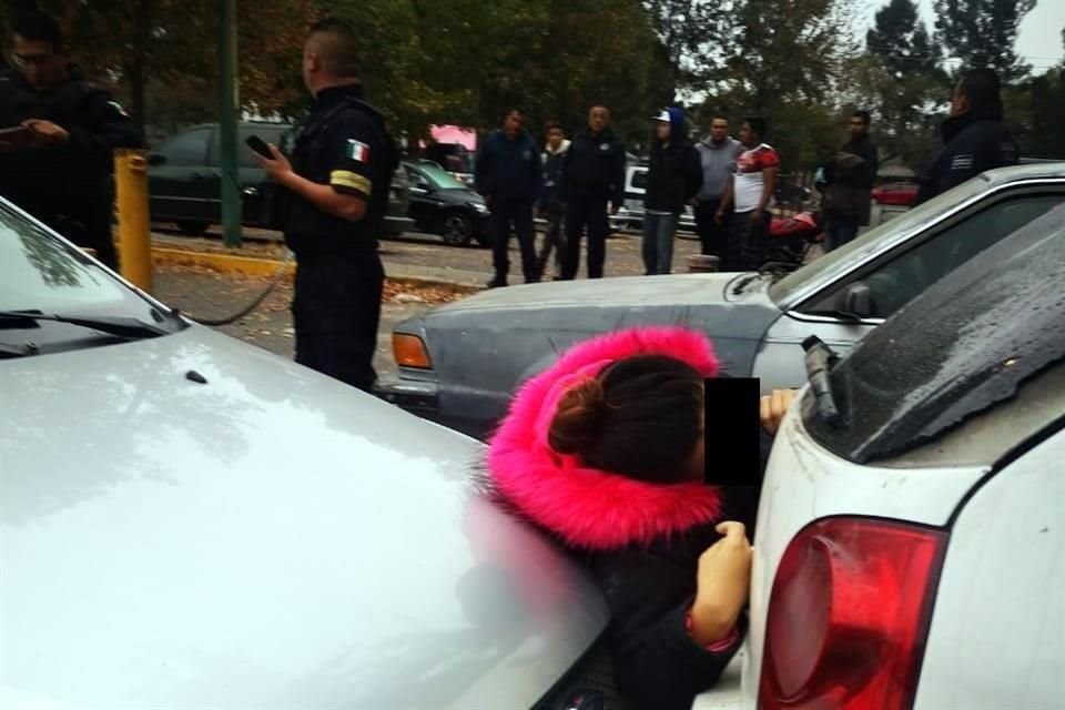Sujetos armados interceptaron a una mujer y tras dispararle cayó sin vida entre dos vehículos estacionados, en Cuautitlán Izcalli.
