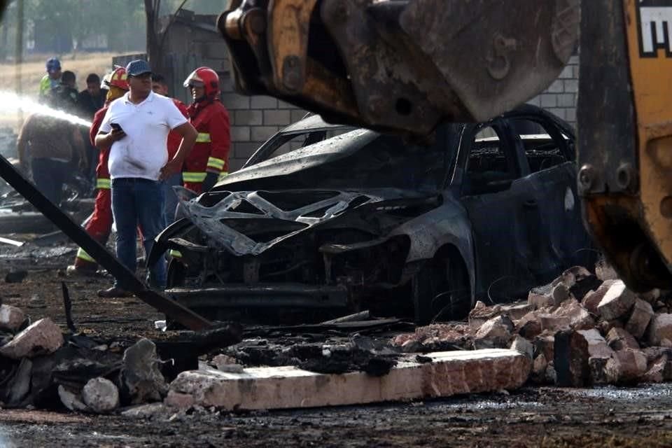 En el sitio laboran elementos de Protección Civil, Bomberos de municipios aledaños, Policía estatal y municipal, así como el SUEM.