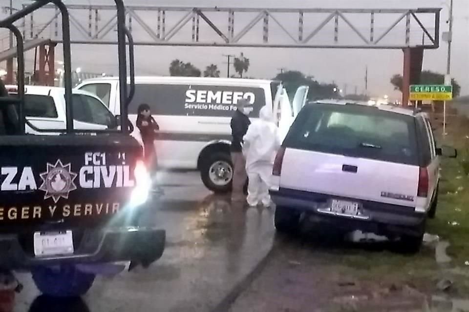  Peritos revisan la camioneta que fue abandonada en la Carretera a Salinas Victoria, cerca de la penitenciaría.