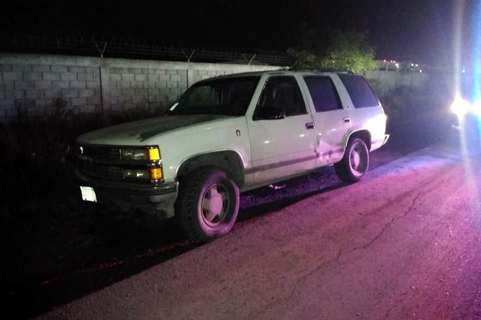 La camioneta se encontraba en los carriles de oriente a poniente, frente a la barda perimetral del Cereso de Apodaca.