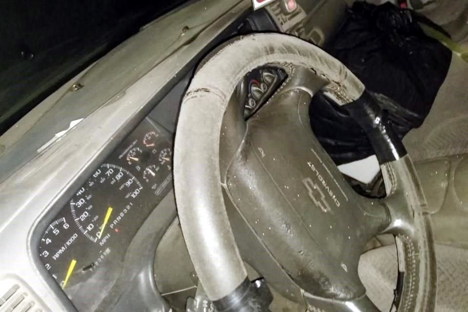 La camioneta se encontraba en los carriles de oriente a poniente, frente a la barda perimetral del Cereso de Apodaca.